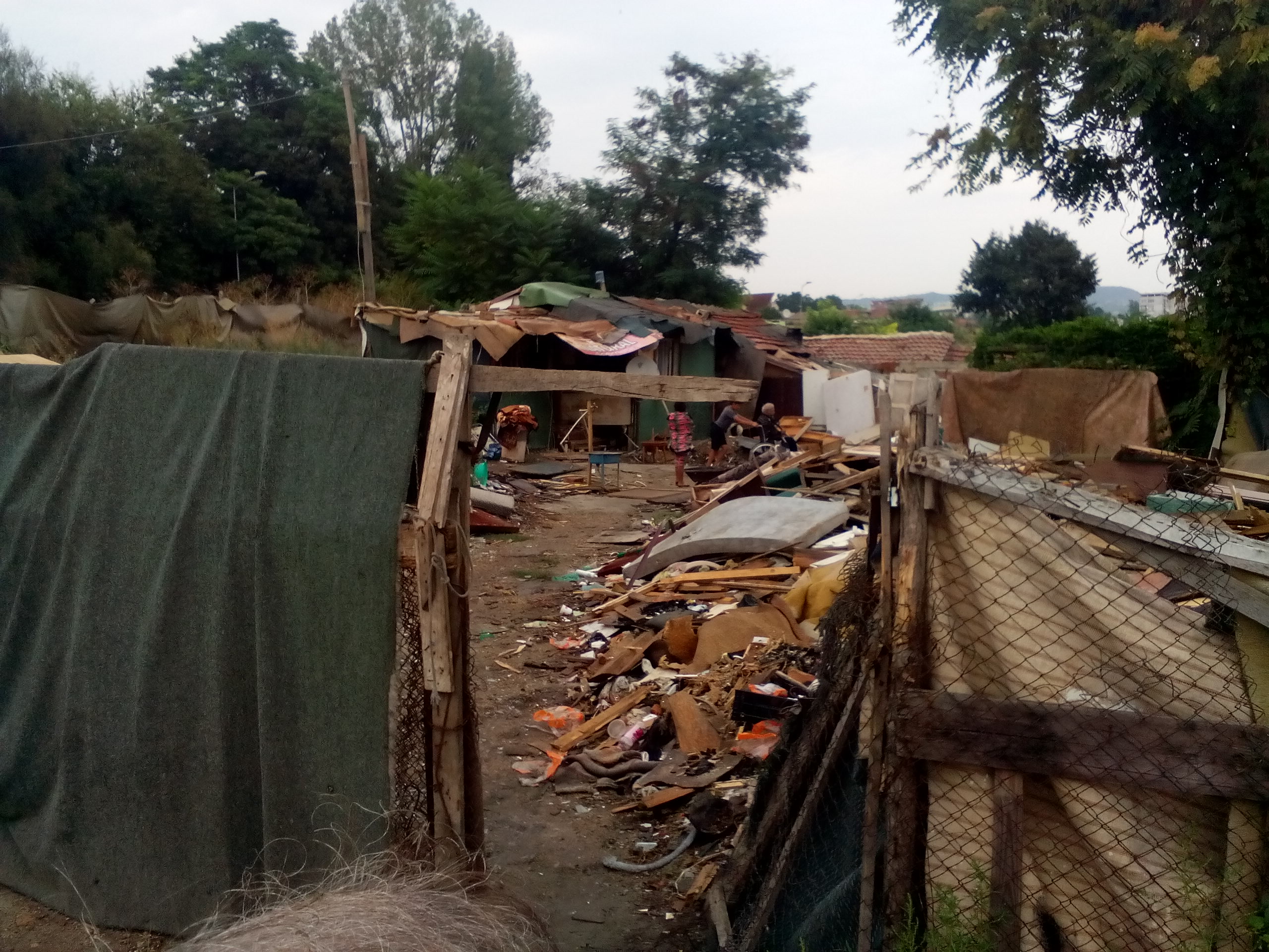 След броени минути събарят 58 колиби в махалата в центъра на Варна (СНИМКИ)
