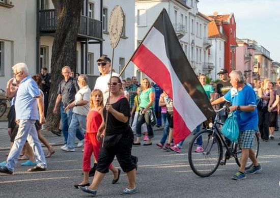 Германци се вдигнаха на протест срещу бежанци с нацистки химни (ВИДЕО)