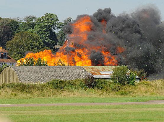 Британски бомбардировач се разби върху зрители  по време на авиошоу (ВИДЕО)