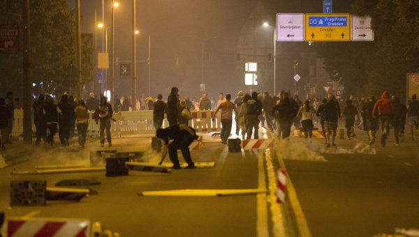 Радикали отново нападнаха приют за бежанци в Германия, има ранени полицаи