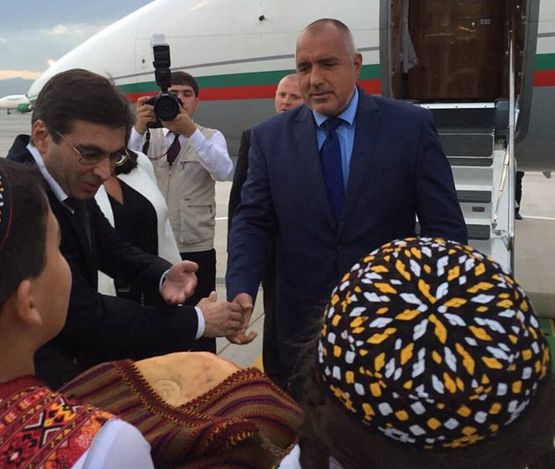 Премиерът Борисов кацна в Туркменистан, посрещат го с хляб и сол (СНИМКИ)
