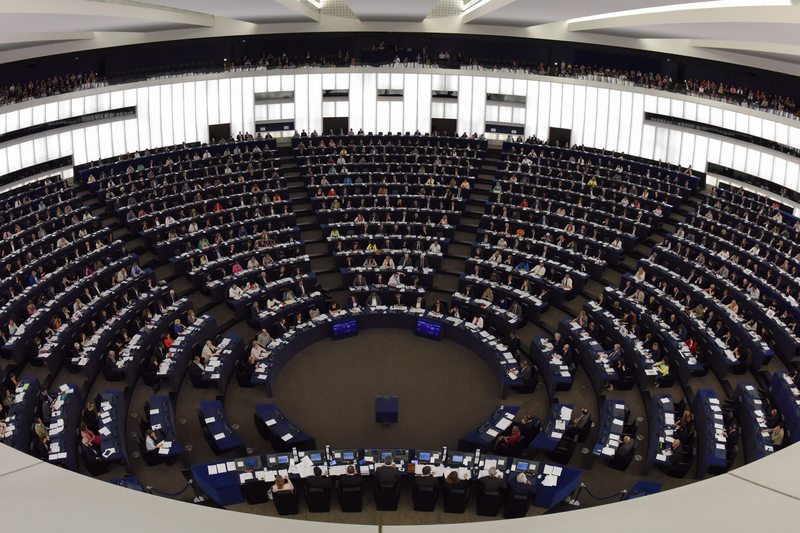 Евродепутатите взимат поне 10 000 евро месечно, даже и да кръшкат от работа