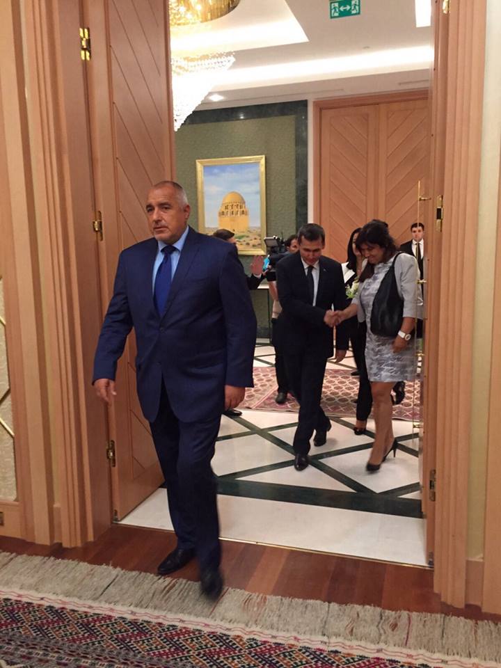 Премиерът Борисов кацна в Туркменистан, посрещат го с хляб и сол (СНИМКИ)
