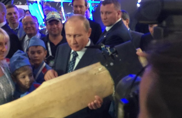 Путин видя летяща брадва на авиосалона МАКС-2015 (ВИДЕО)