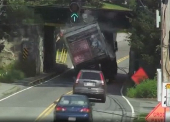 Куп камиони се разбиха в нисък мост (ВИДЕО)