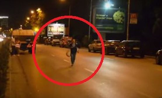 Жегата не прощава! Жена премина през булевард, вървейки срещу колите (ВИДЕО)