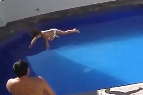 Мъж удави безскрупулно доведената си 3-годишна дъщеря в басейна на хотел (ВИДЕО 18+) 