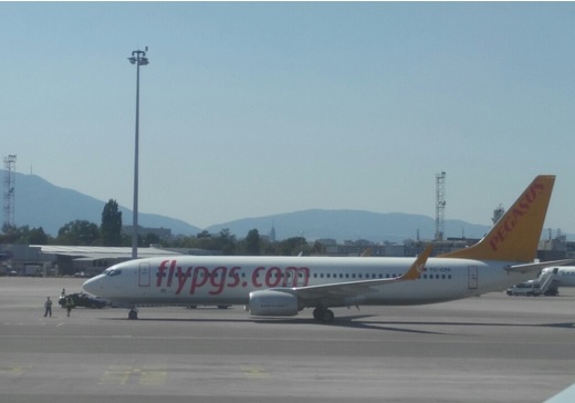 Летище София: Няма пострадали при аварийното кацане на турския самолет