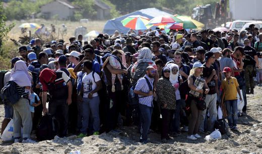Масов бой на гръцко-македонската граница, над 1000 бежанци се млатиха помежду си