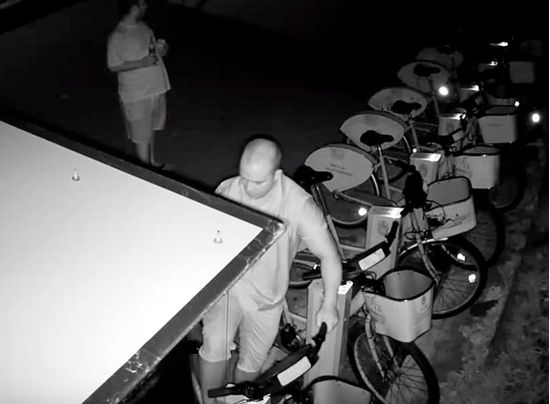 Нагъл крадец открадна колело в центъра на Бургас, но бе записан от камера (ВИДЕО)