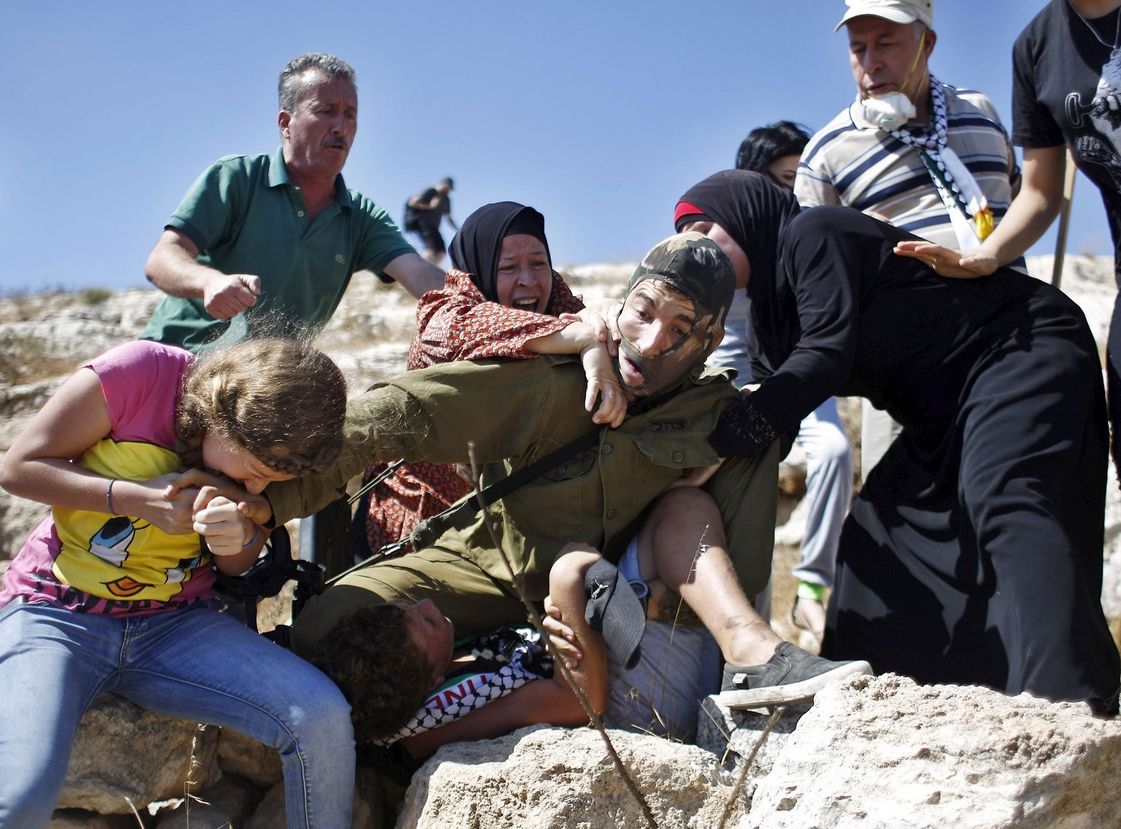 Палестинско момиче ухапа израелски войник в грозно меле с жени и деца (СНИМКИ)