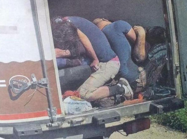 Показаха мъртвите бежанци в камиона! (18+)