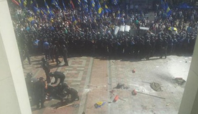  Нов Майдан изригна в Киев с мощна експлозия пред парламента (СНИМКИ)