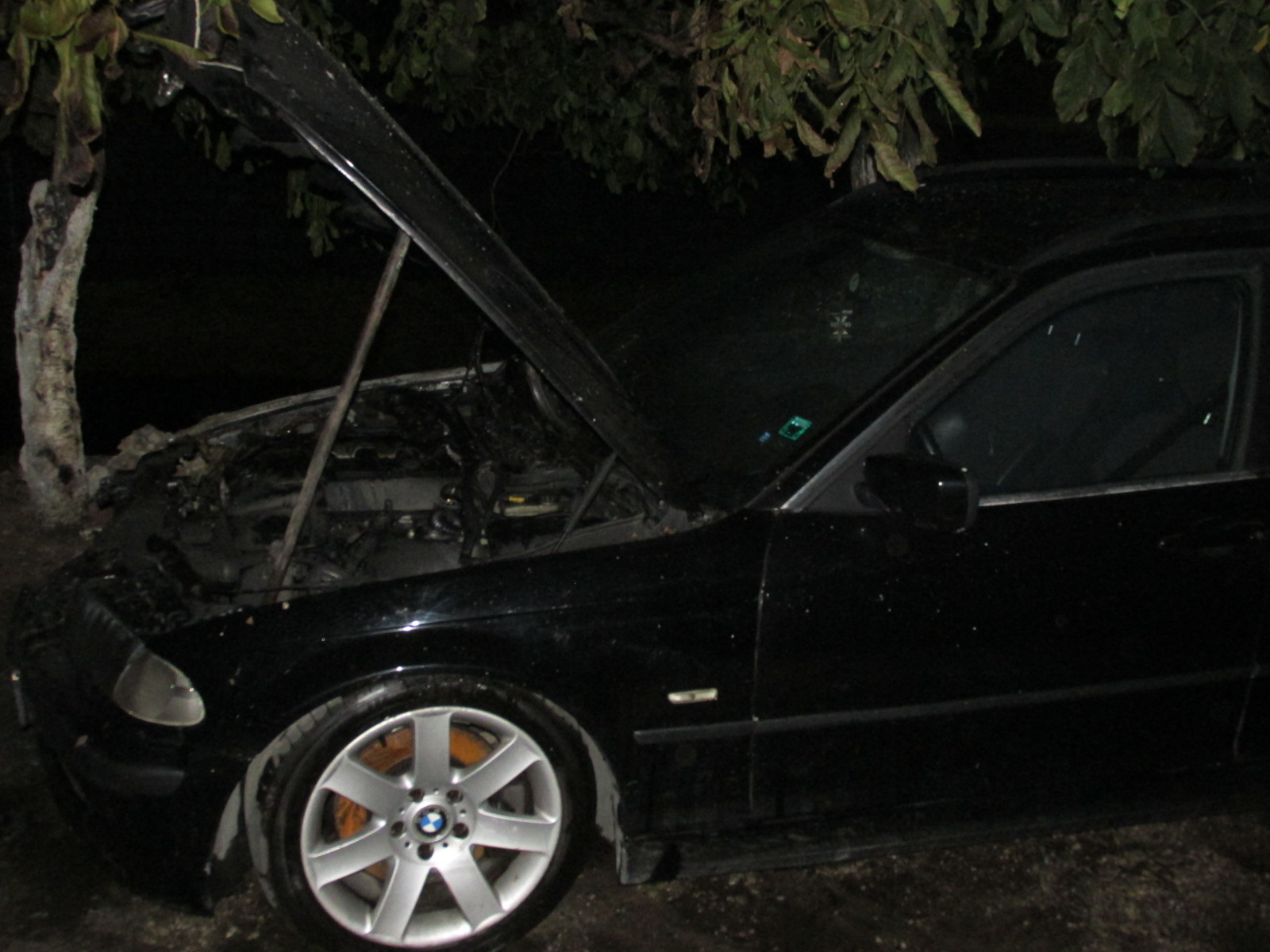 Неизвестни със софийска кола палят БМВ в Дупница и изчезват с бясна скорост (СНИМКИ)