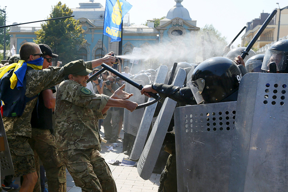 Украински политолог: Сблъсъците в Киев ще позволят на Порошенко да довърши радикалите