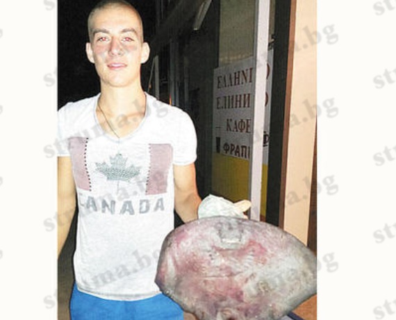 Гимназист тегли 5-килограмов скат, друг голям хищник захапва улова му