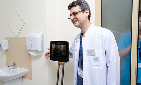 Робот свърза пациентка в Плевен с лекар в Ню Йорк (ВИДЕО)