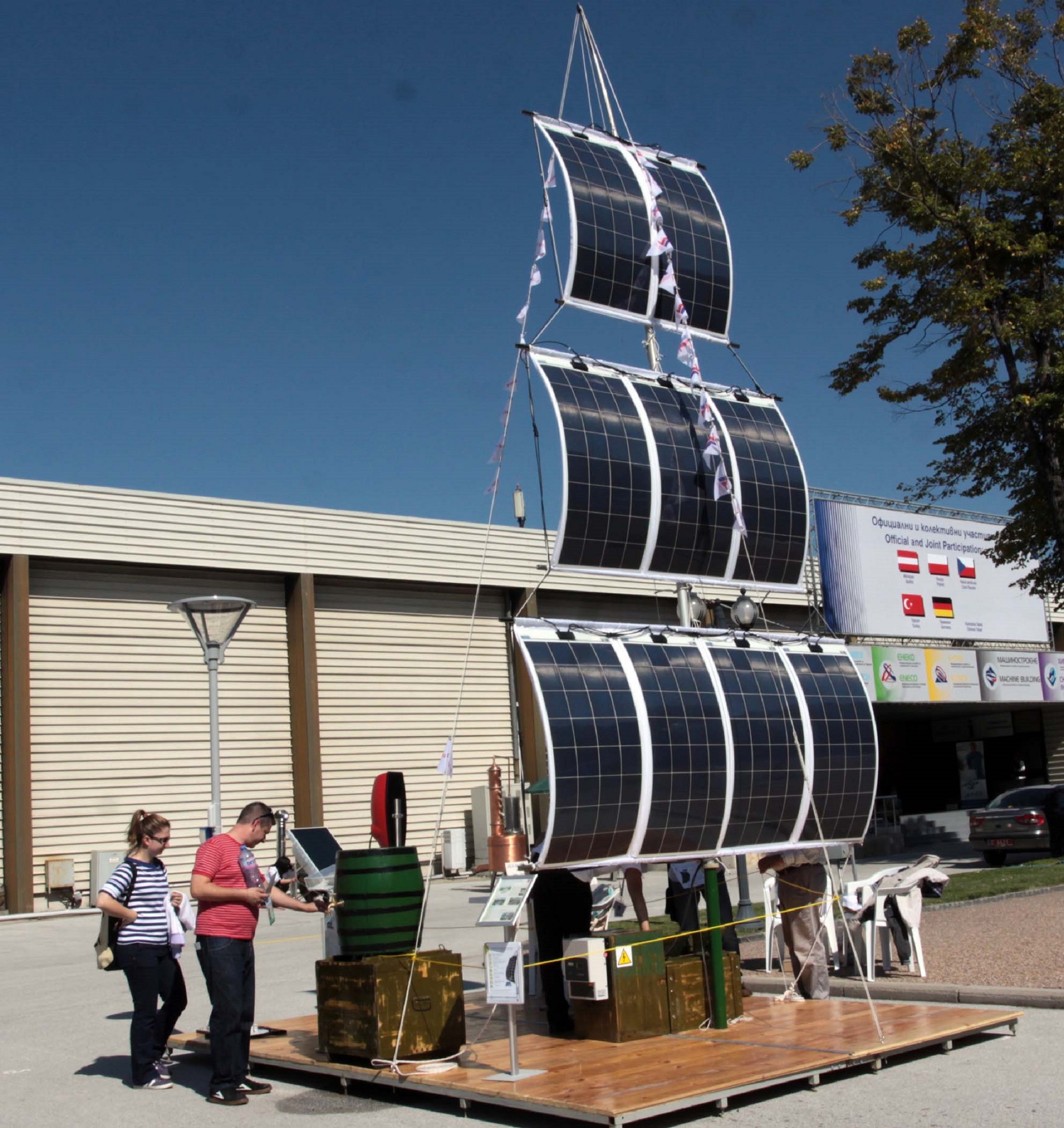 Соларна станция за мобилни устройства показват за първи път на Международния технически панаир в Пловдив 