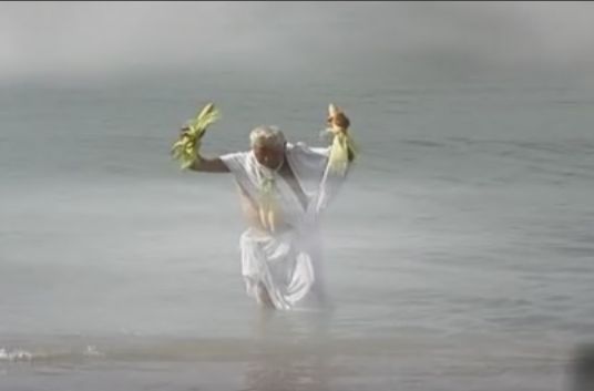 Поет-фармацевт брани честта на царевицата на плажа с уникален ритуал (ВИДЕО)