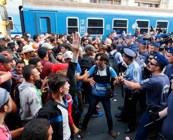 2000 мигранти спаха за втора нощ пред гарата в Будапеща