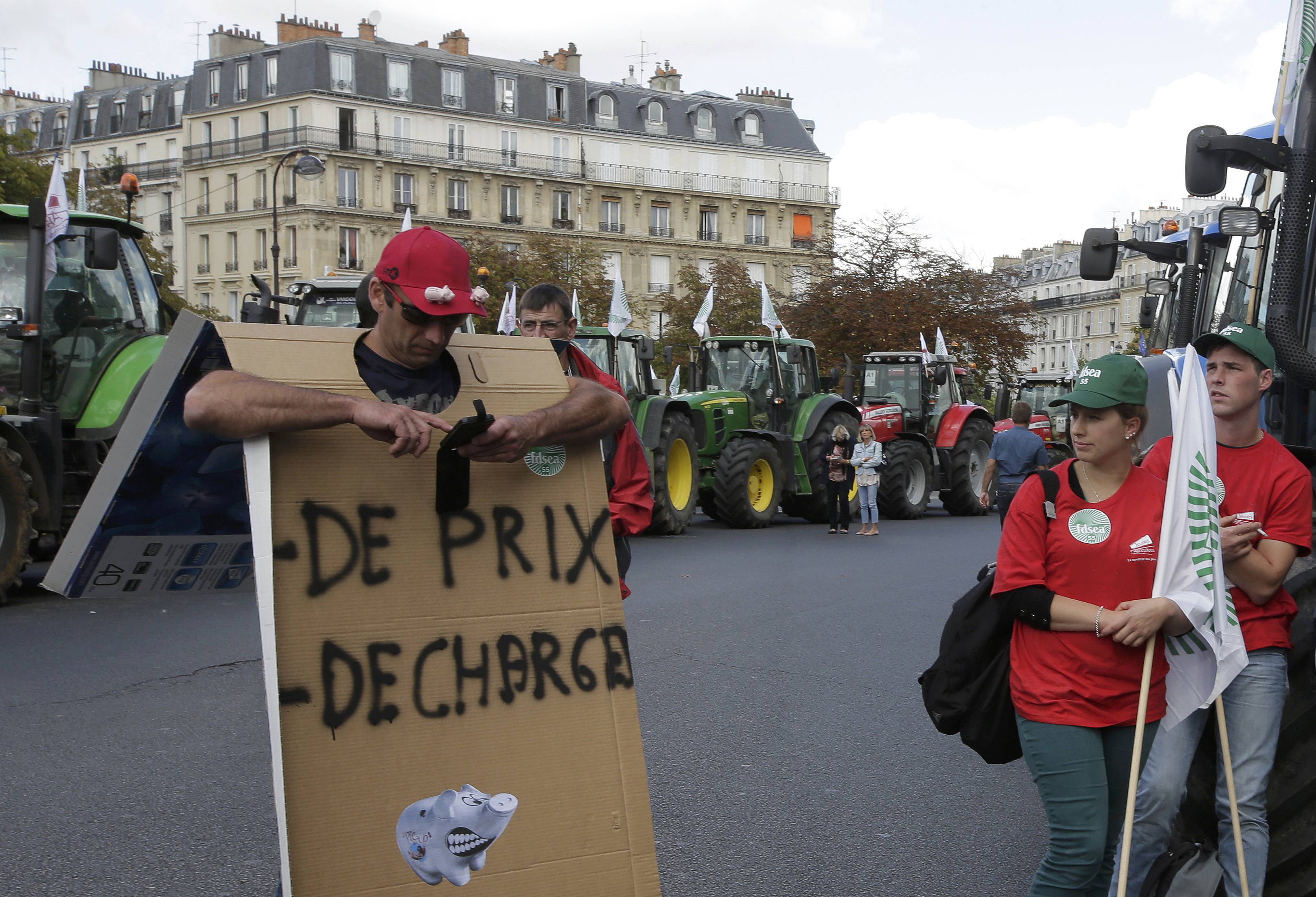 На живо в БЛИЦ! Гневни фермери затапиха Париж (СНИМКИ/ВИДЕО)