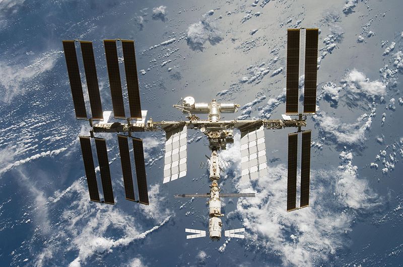 Космонавтите от МКС заснели гигантски ярки лъчи да излизат от Земята (ВИДЕО)