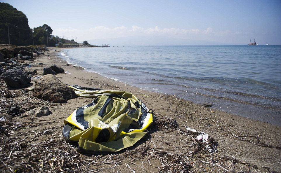 Зловещият турския плаж, от който каналджиите изпращат бежанците на смърт (СНИМКИ)