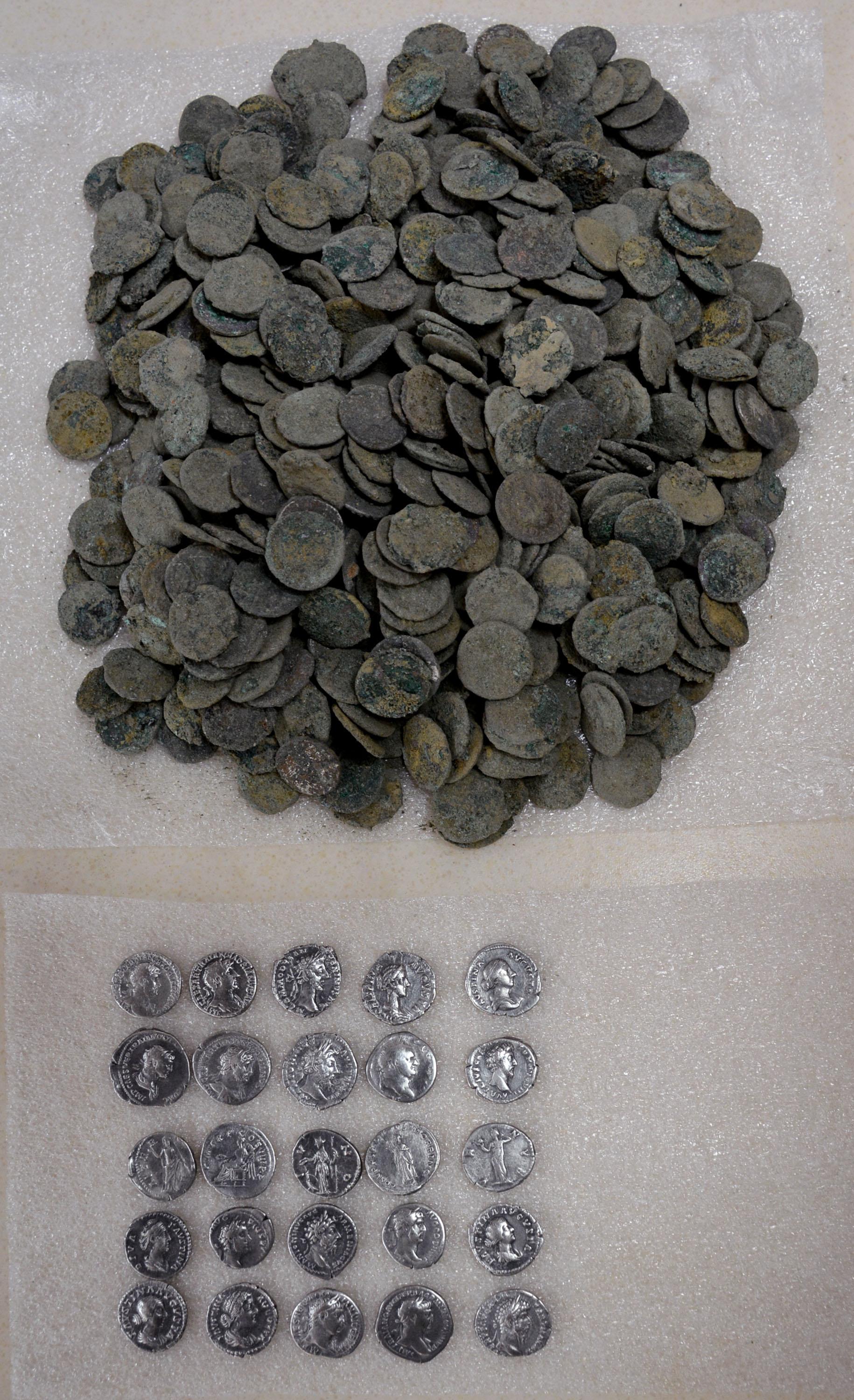 Ето го съкровището от 3000 монети, открито под ЦУМ (СНИМКИ)