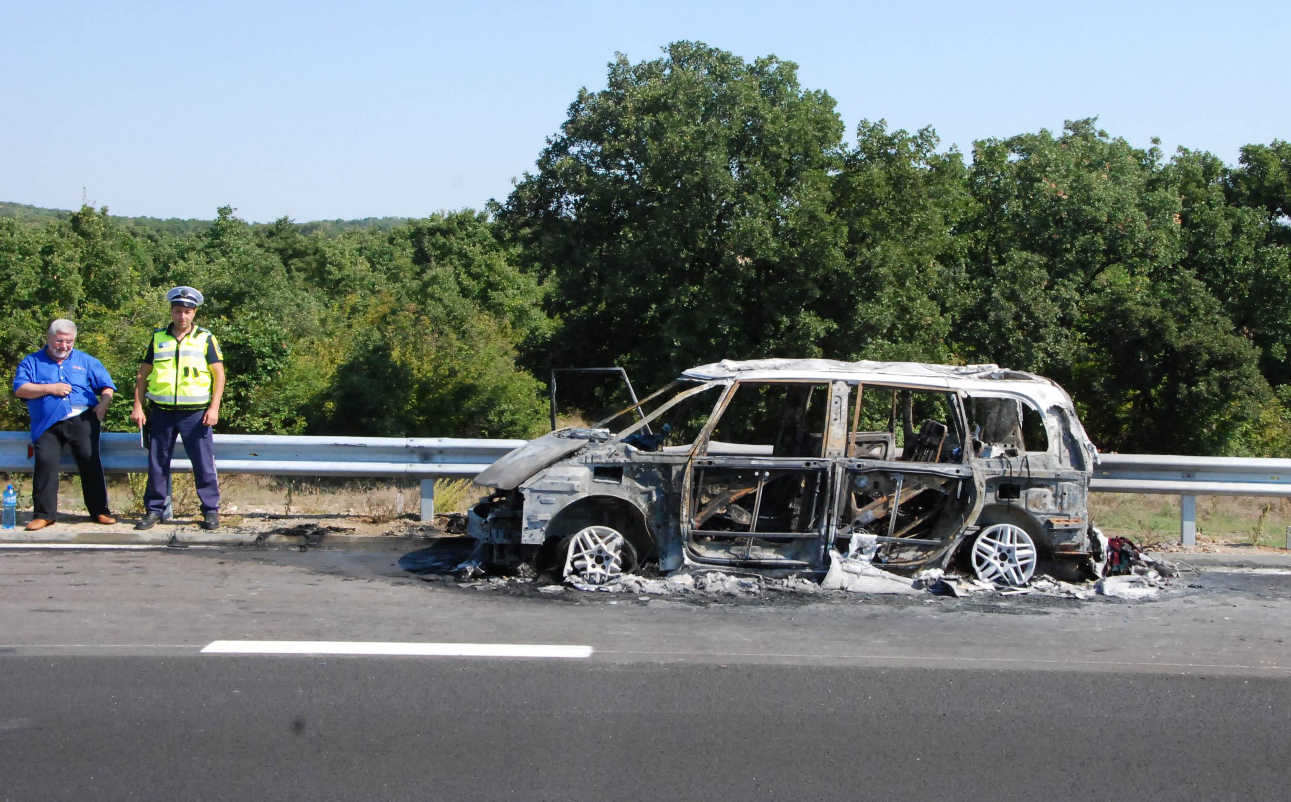 Ван на турски гастарбайтери изгоря на магистрала „Марица“ (СНИМКИ)