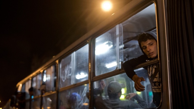 Първият унгарски автобус с бежанци пристигна на границата с Австрия   