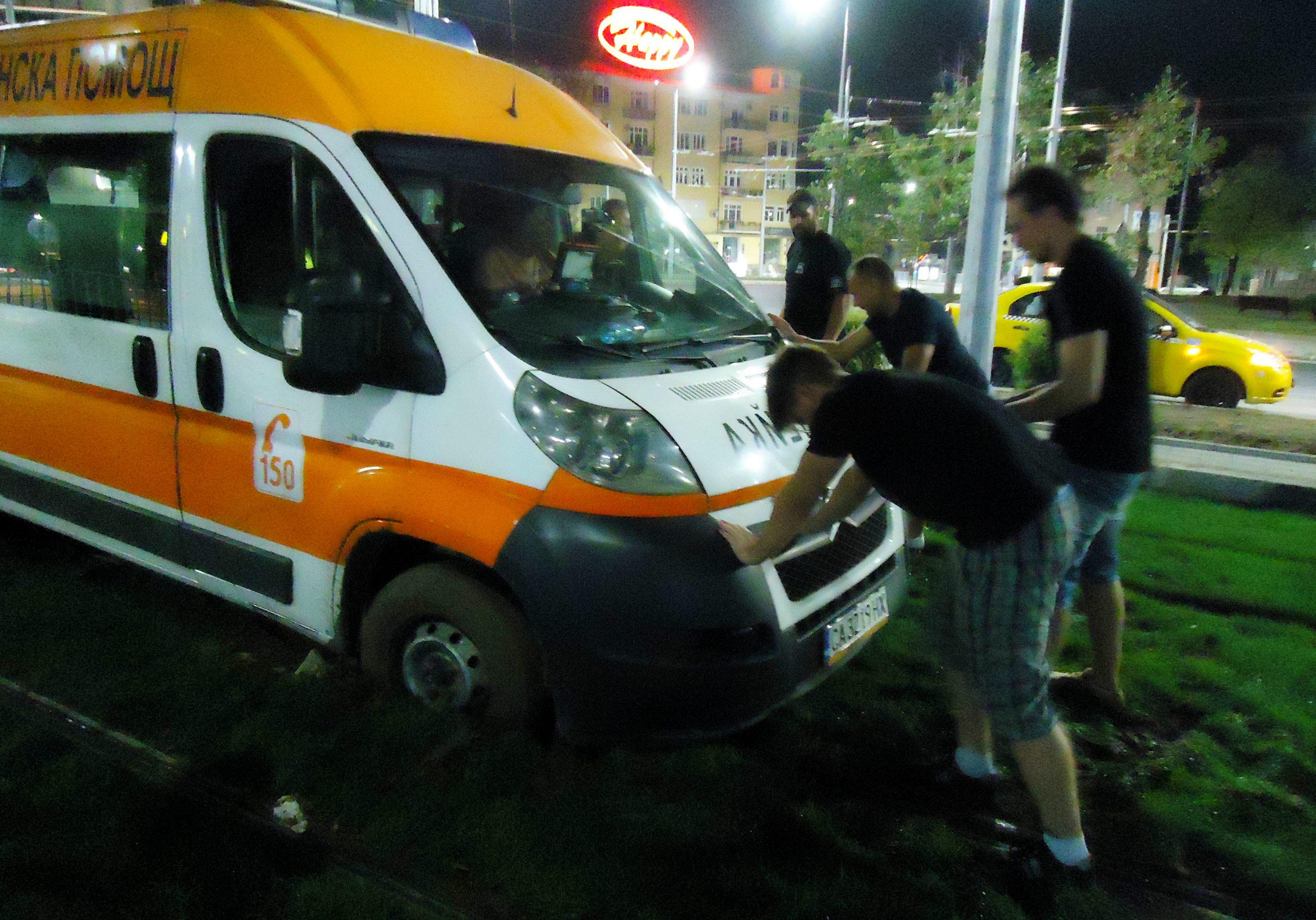 След наглия джигит: И линейка мина през тревата на Руски паметник, но закъса (СНИМКИ)