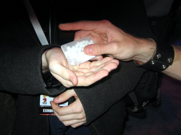 Полицай продавал дрога, докато е на пост пред управлението на МВР на Златните