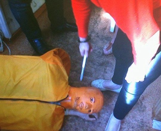 Бабата-канибал показа как е отрязала и сварила главата на последната си жертва (СНИМКИ/ВИДЕО)