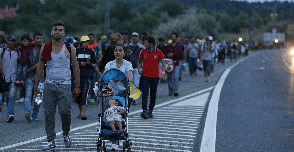  Хиляди предприеха марша на мигрантите към границите на Австрия  (СНИМКИ/ВИДЕО)