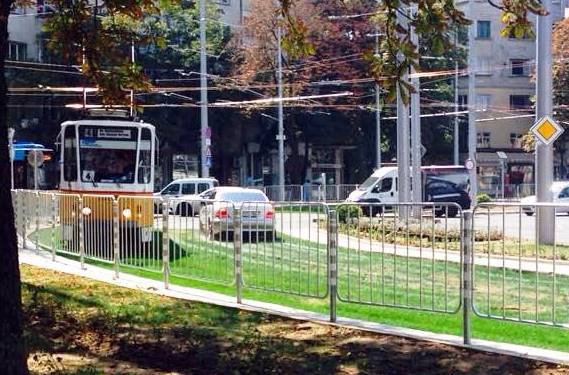Наглостта на този шофьор мина всякакви граници! Джигит гази зелените релси в София (СНИМКА)