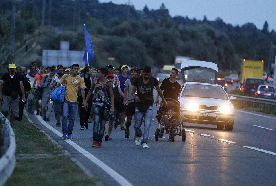  Хиляди предприеха марша на мигрантите към границите на Австрия  (СНИМКИ/ВИДЕО)