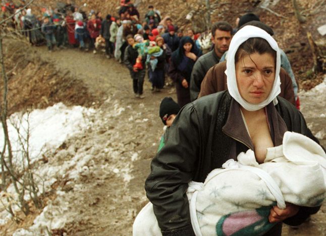 Sunday Express: Над 4000 екстремисти от ИД проникнали в Европа като бежанци  