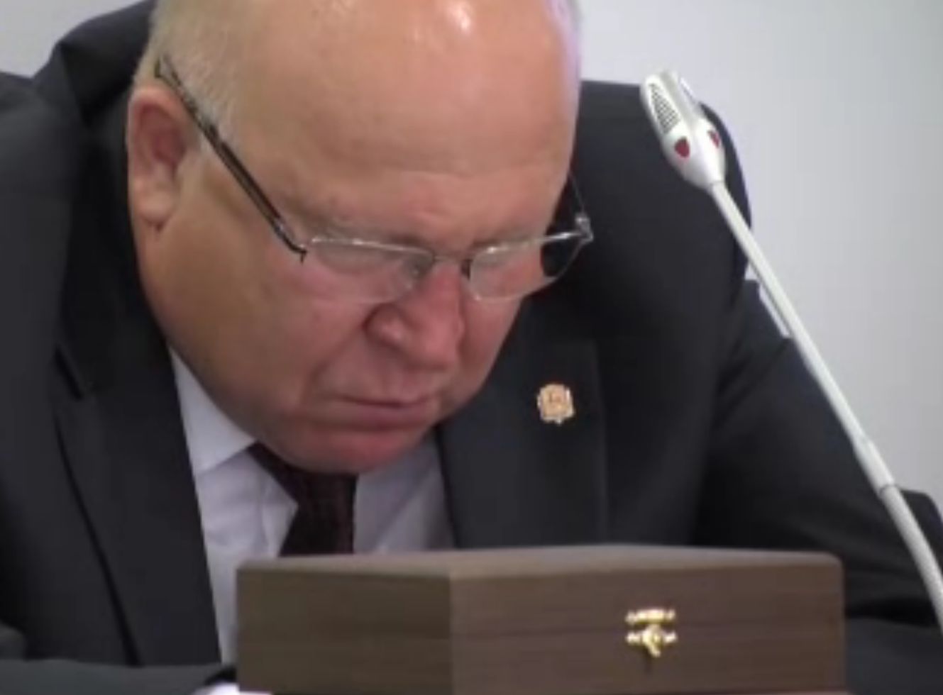 Губернатор заспа по време на заседание за отбраната 