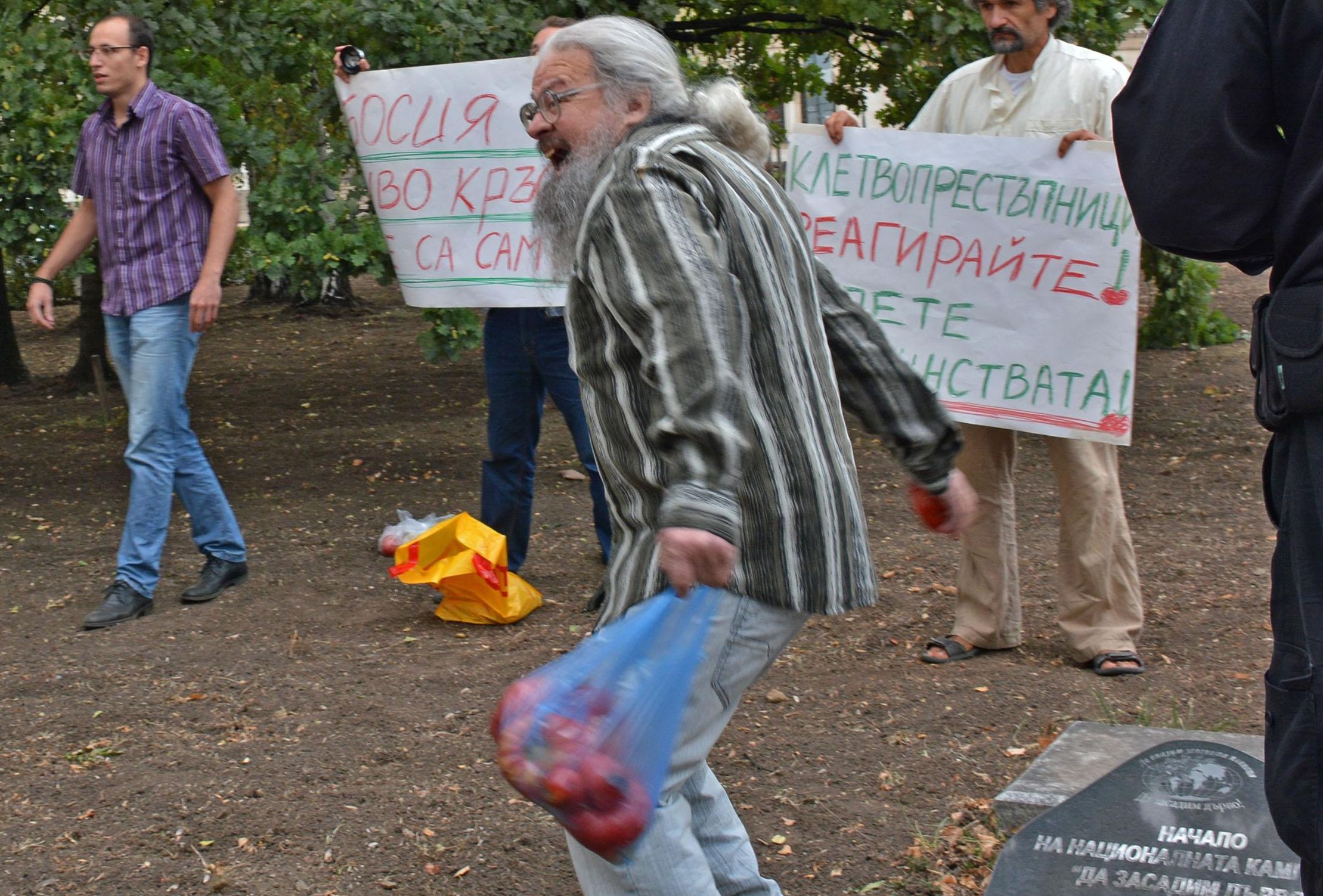 Адвокат Диньо Бозаджиев пред БЛИЦ: Босия и още двама остават в ареста за 24 часа заради томатината 