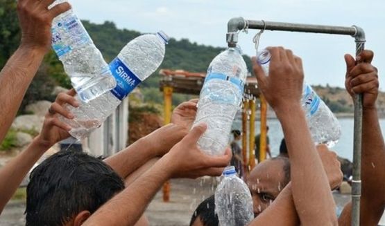 Спекула: Гърците на остров Лесбос дерат бежанците с двойни цени за храна и вода