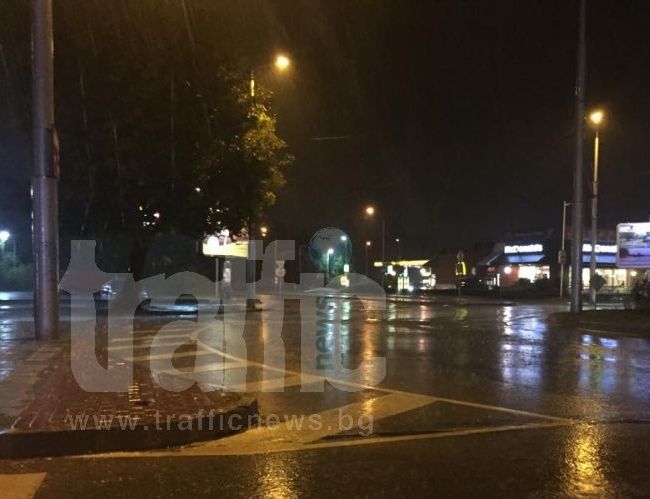 Воден ад в Пловдив! Порой блокира хора в музеите, подлезите са наводнени (СНИМКИ/ВИДЕО)