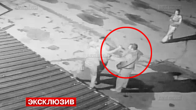 Работник закла колега на руско летище (ВИДЕО)