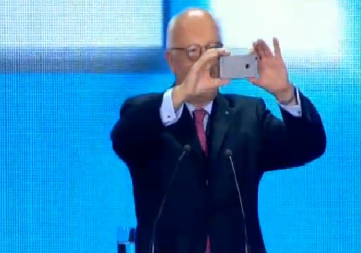 Германски депутат шашнат от атмосферата в &quot;Арена Армеец&quot;, щрака снимки с телефона