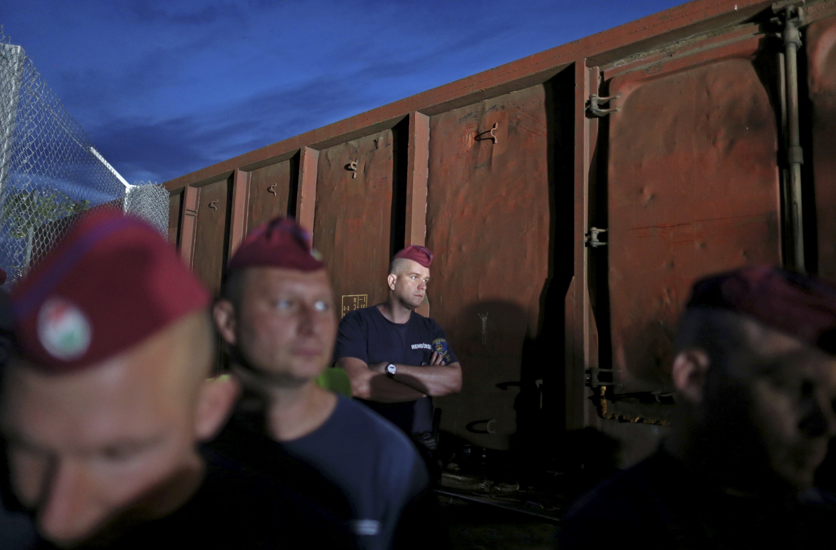 Унгарски полицаи пробваха да запушат с вагон бежански проход на сръбската граница 