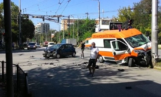 Шофьорът на катастрофиралата линейка в Плевен прескочи трапа 