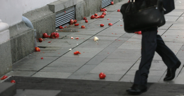 Полицията пред парламента спря мирен гражданин с торба праскови