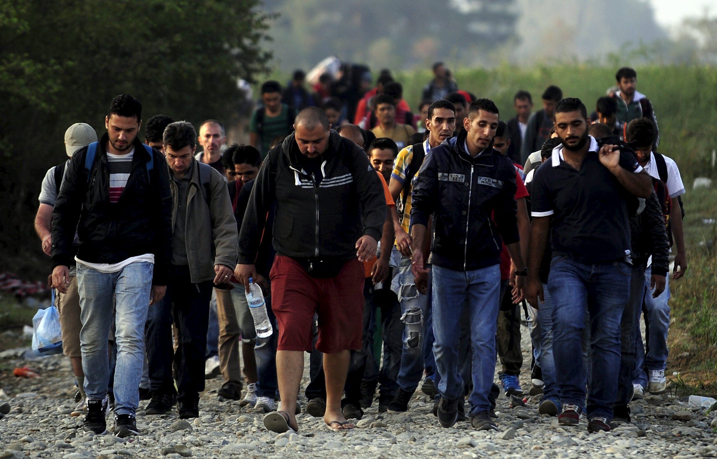 Свидетел на нашествието: Бежанците по пътя от Турция към България скачат по колите! 