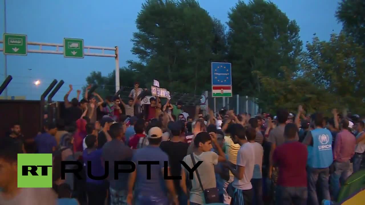 Извънредно в БЛИЦ: Стотици бежанци тръгват пеша от Истанбул за София!