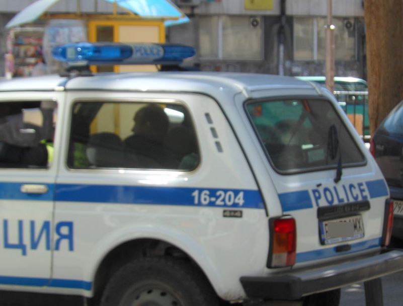 Полицаи припадат, викат линейка пред РУП - Асеновград