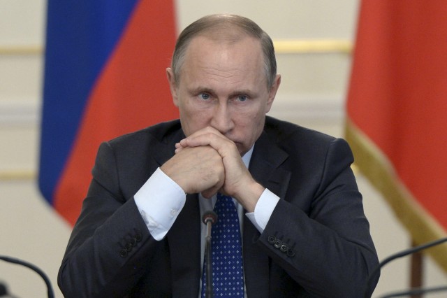 Кремъл: Путин не е говорил по телефона с Елтън Джон